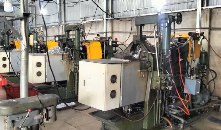 Dãy máy đúc áp lực trong xưởng đúc antimon Dương Long