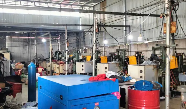 Dây chuyền máy đúc antimon trong nhà xưởng Dương Long